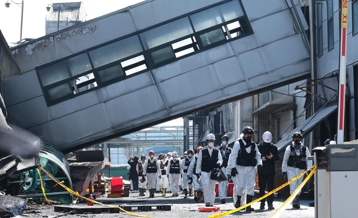 74명의 인명피해가 발생한 대전 안전공업 화재와 관련해 23일 경찰과 소방, 고용노동부와 국립과학수사원 등 관계 기관이 합동 감식을 하고 있다. / 뉴스1