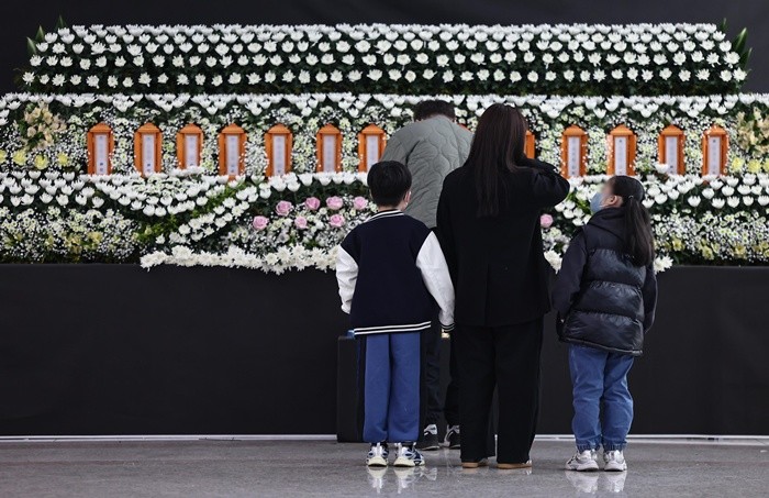 22일 대전시청에 마련된 대전 안전공업 화재 희생자 합동분향소에서 시민들이 조문을 하고 있다. / 뉴스1