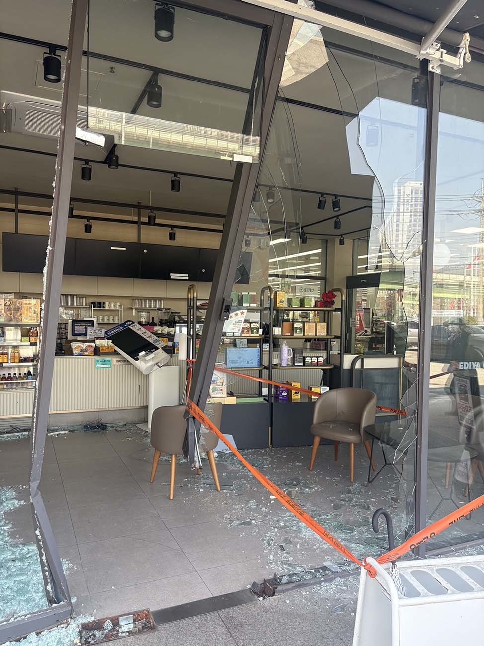 수면 내시경을 받은 80대 노인이 차를 몰다 카페로 돌진하는 사고가 발생했다. / SLR클럽