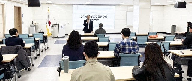 3월 20일 순천만생태문화교육원에서 열린 ‘2026. 2030수업연구회 직무연수’에서 연구회원들이 연수를 듣고 있다.