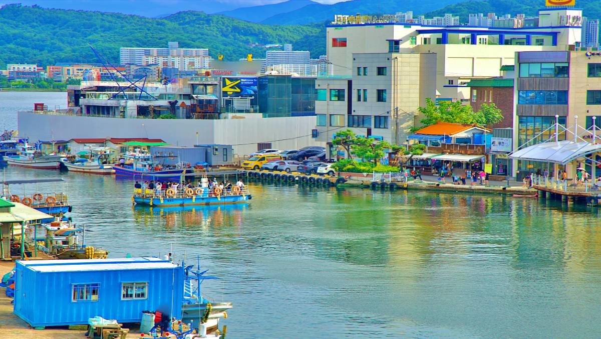 아바이마을 풍경 / Korea by Bike-Shutterstock.com