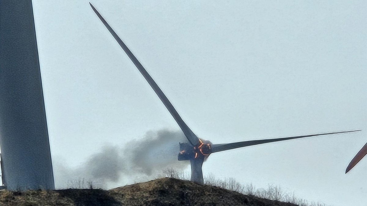 23일 오후 1시11분쯤 경북 영덕군 대부리 풍력발전단지에 있는 발전기에서 불이 나 소방당국과 업체에서 진화작업을 벌이고 있다. / 뉴스1 (영덕군 제공)