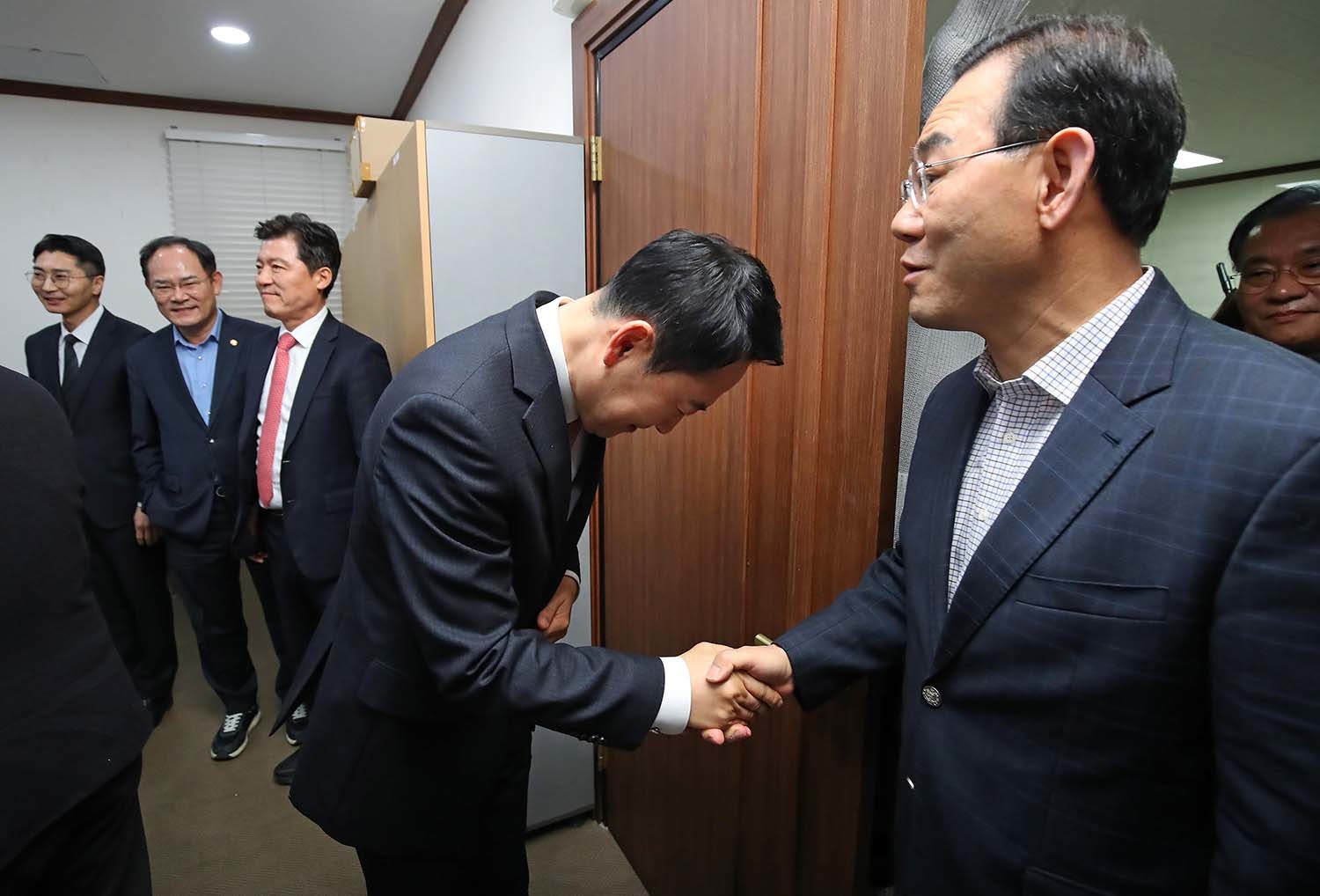 장동혁(왼쪽) 국민의힘 대표가 22일 오전 대구 수성구 국민의힘 대구시당에서 열린 간담회에 참석해 주호영 의원과 인사를 나누고 있다. / 뉴스1