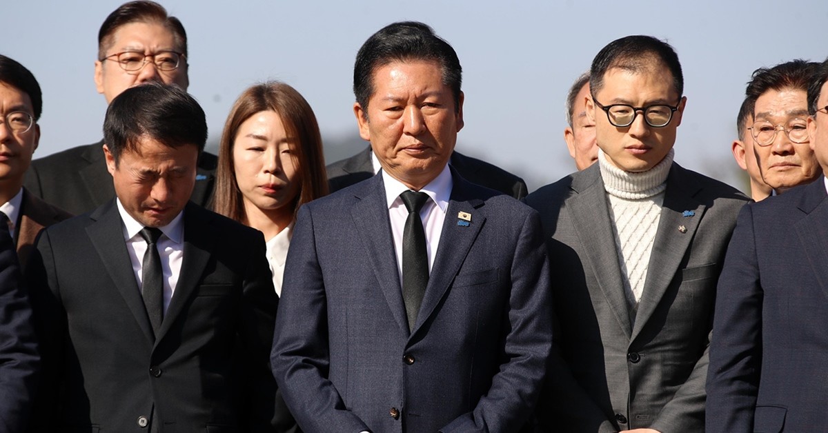 정청래 더불어민주당 대표가 23일 오전 경남 김해 진영읍 봉하마을을 찾아 고 노무현 전 대통령 묘역을 참배하고 있다. / 뉴스1