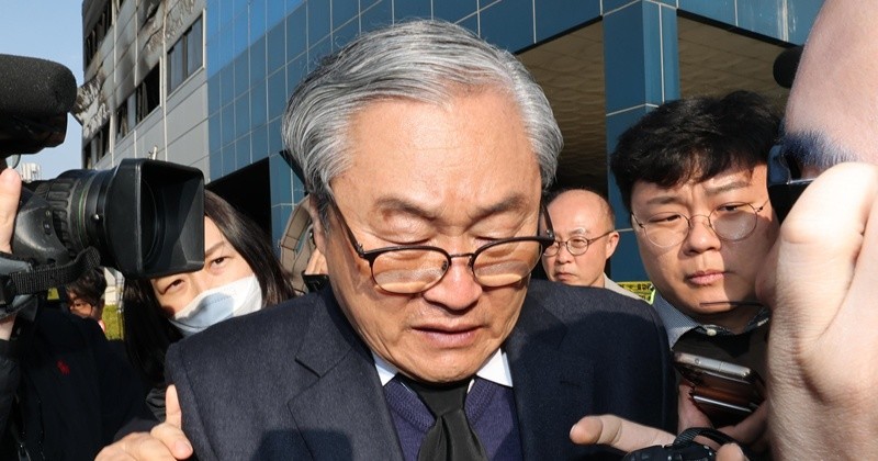 손주환 안전공업 대표가 23일 경찰·대전노동청 관계자들이 화재로 74명의 인명피해가 발생한 대전 대덕구 안전공업에 대해 압수수색을 진행하는 안전공업 사무실을 나서고 있다. / 뉴스1