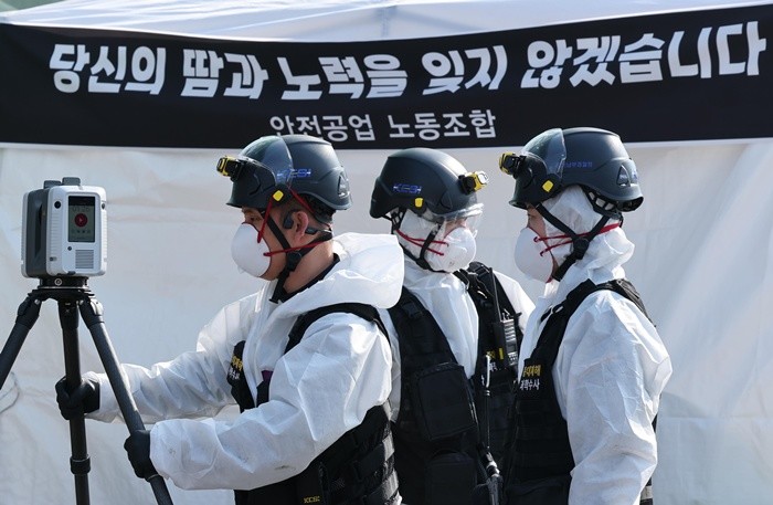 74명의 인명피해가 발생한 대전 안전공업 화재와 관련해 23일 경찰과 소방, 고용노동부와 국립과학수사원 등 관계 기관이 합동 감식을 하고 있다. / 뉴스1