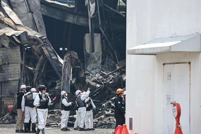 22일 대형 화재로 인명피해가 발생한 대전 대덕구 자동차 부품 제조 공장에서 경찰, 소방, 안전보건공단 등 관계자들이 현장을 살펴보고 있다. / 뉴스1