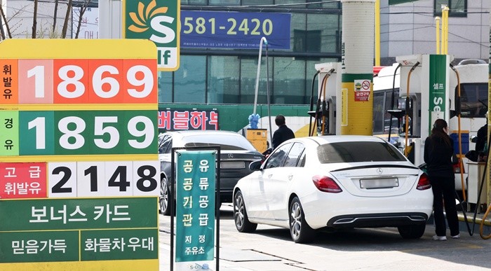 이란 전쟁 여파로 고유가가 지속되고 있는 23일 서울의 한 주유소에서 고객들이 주유를 하고 있다. / 뉴스1