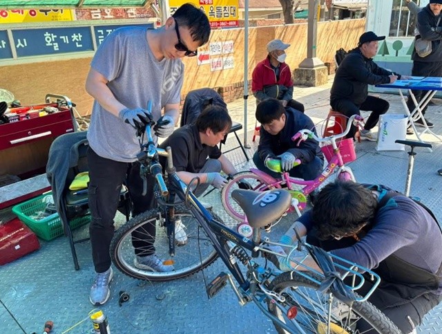 부산시설공단이 시민들의 안전한 자전거 이용을 돕기 위해 생활자전거 무료 점검 서비스를 운영한다. / 사진제공=부산시설공단