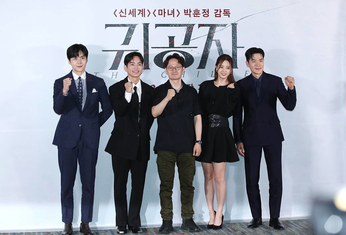 배우 김선호(왼쪽부터)와 강태주, 박훈정 감독, 고아라, 김강우가 2023년 6월 8일 서울 강남구 메가박스 코엑스에서 열린 영화 '귀공자'언론시사회에서 포즈를 취하고 있다 / 뉴스1