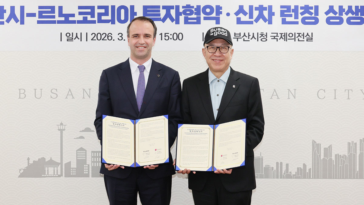 르노코리아가 부산시와 전기차 생산시설 구축 MOU를 맺었다. 왼쪽부터 니콜라 파리 르노코리아 대표이사와 박형준 부산시장. / 르노코리아