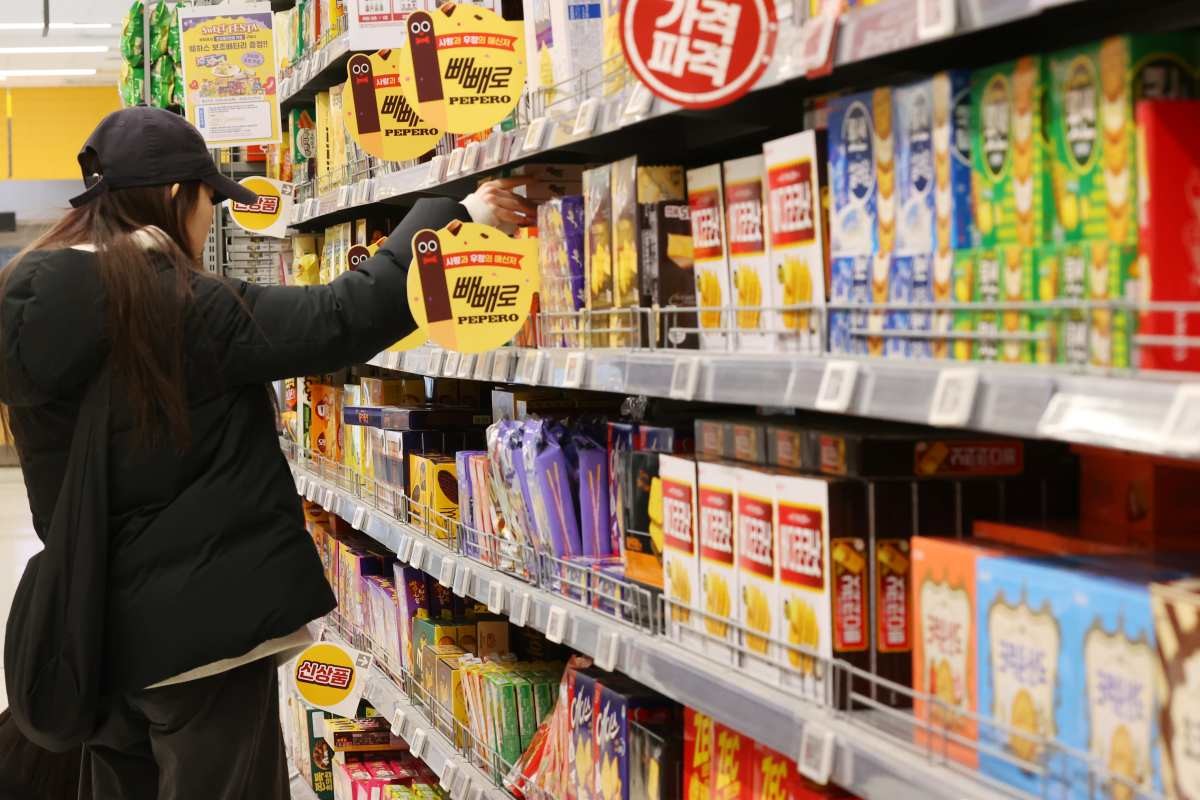 서울의 한 대형마트에 진열된 과자. / 연합뉴스