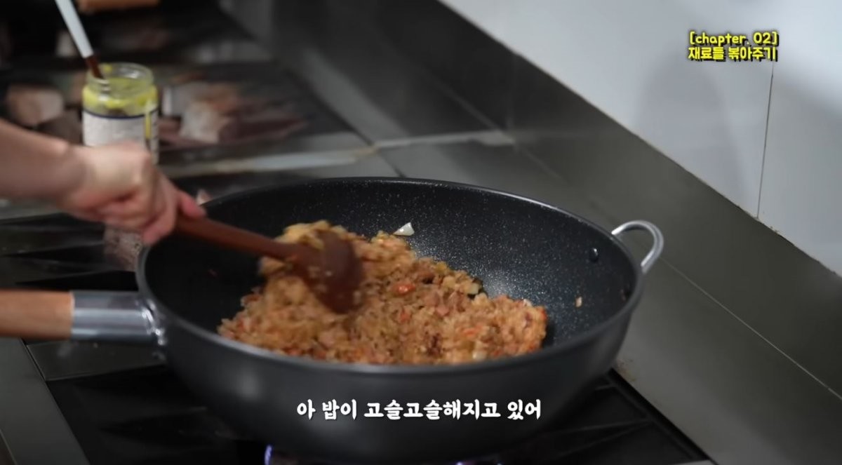 센 불에 밥을 고슬고슬 볶는 모습. / 유튜브 '김진순 점심시간'