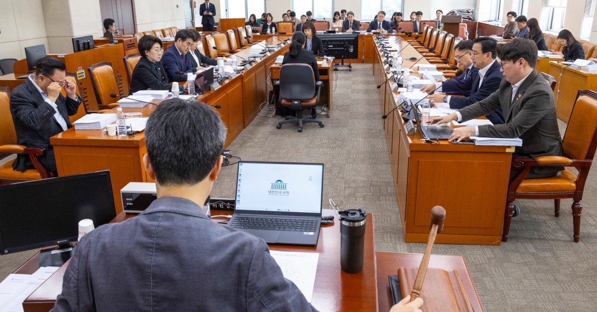 24일 국회에서 열린 국회 행정안전위원회 법안심사제1소위원회에서 위원장인 더불어민주당 윤건영 의원이 개회를 선언하고 있다.  이날 법안소위에서는 강원·제주·전북 등 3특별자치도법 개정안, 부산글로벌허브도시특별법 등 지방 특별법을 심사할 예정이다.  / 연합뉴스