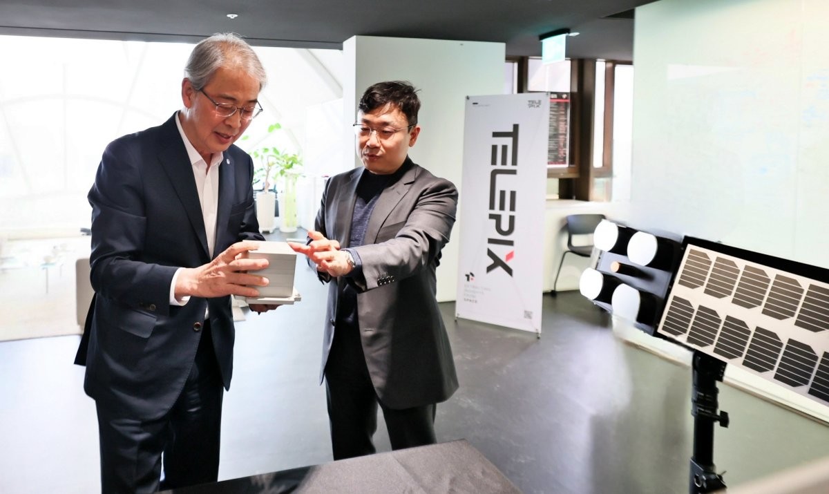 우리금융그룹 임종룡 회장(왼)이 지난 23일 서울 여의도 텔레픽스 본사에서 조성익 대표(오)에게 제품 설명을 듣고 있는 모습. / 우리은행 제공