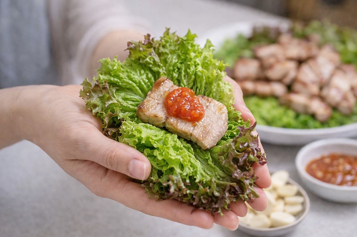 고기에 상추를 싸서 먹는 모습. 기사 이해를 돕기 위해 AI를 활용해 제작한 자료 사진. 실제 모습과 다소 차이가 있을 수 있다.