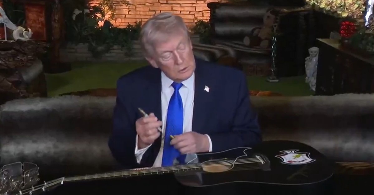 엘비스 프레슬리 저택에서 엘비스가 콘서트에서 사용한 기타 복제품에 서명하는 트럼프 대통령. / 엑스