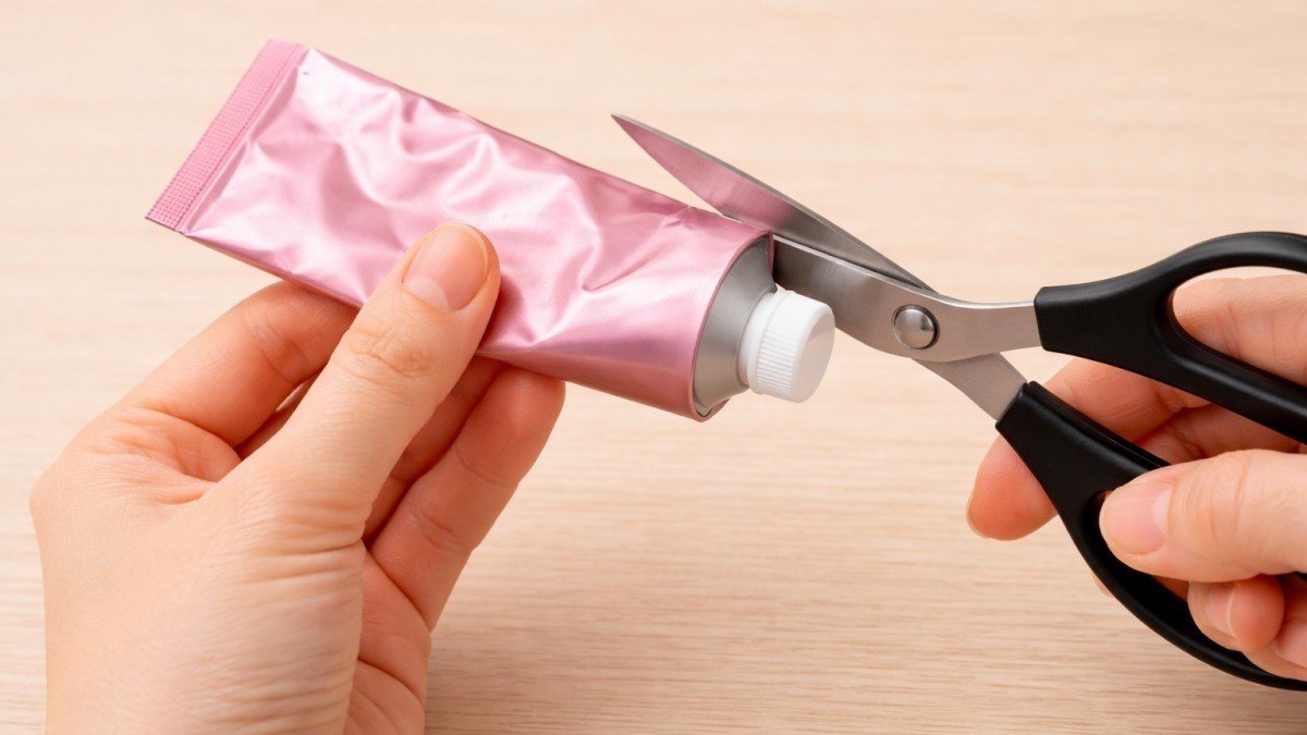 핸드크림 용기를 자르는 모습 / 기사 내용을 바탕으로 제작한 AI 이미지