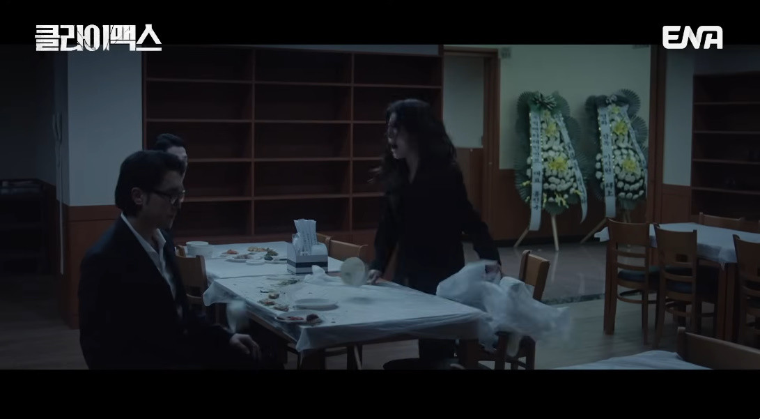 동료 여배우 장례식장에서 분노하는 추상아(하지원) / ENA