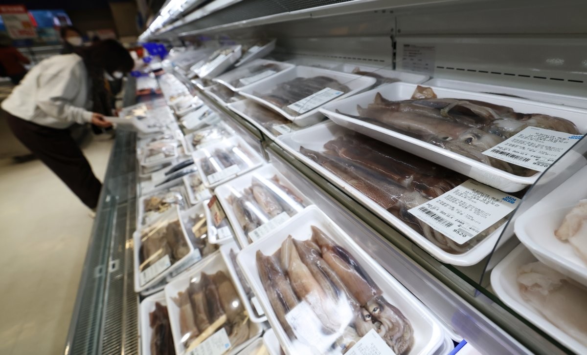 한 대형마트 수산물 코너에서 장을 보는 고객의 모습. / 뉴스1
