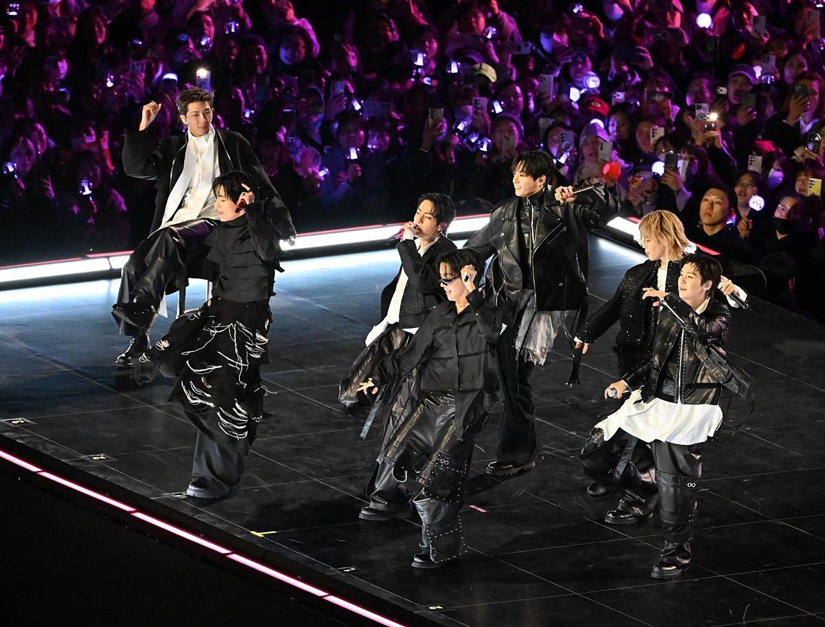 그룹 방탄소년단(BTS)이 지난 21일 서울 광화문 광장에서 무료 복귀 공연 'BTS 컴백 라이브: 아리랑'(BTS THE COMEBACK LIVE | ARIRANG)을 펼쳐졌다. BTS의 RM, 진, 슈가, 제이홉, 지민, 뷔, 정국이 공연을 펼치고 있다 / 뉴스1