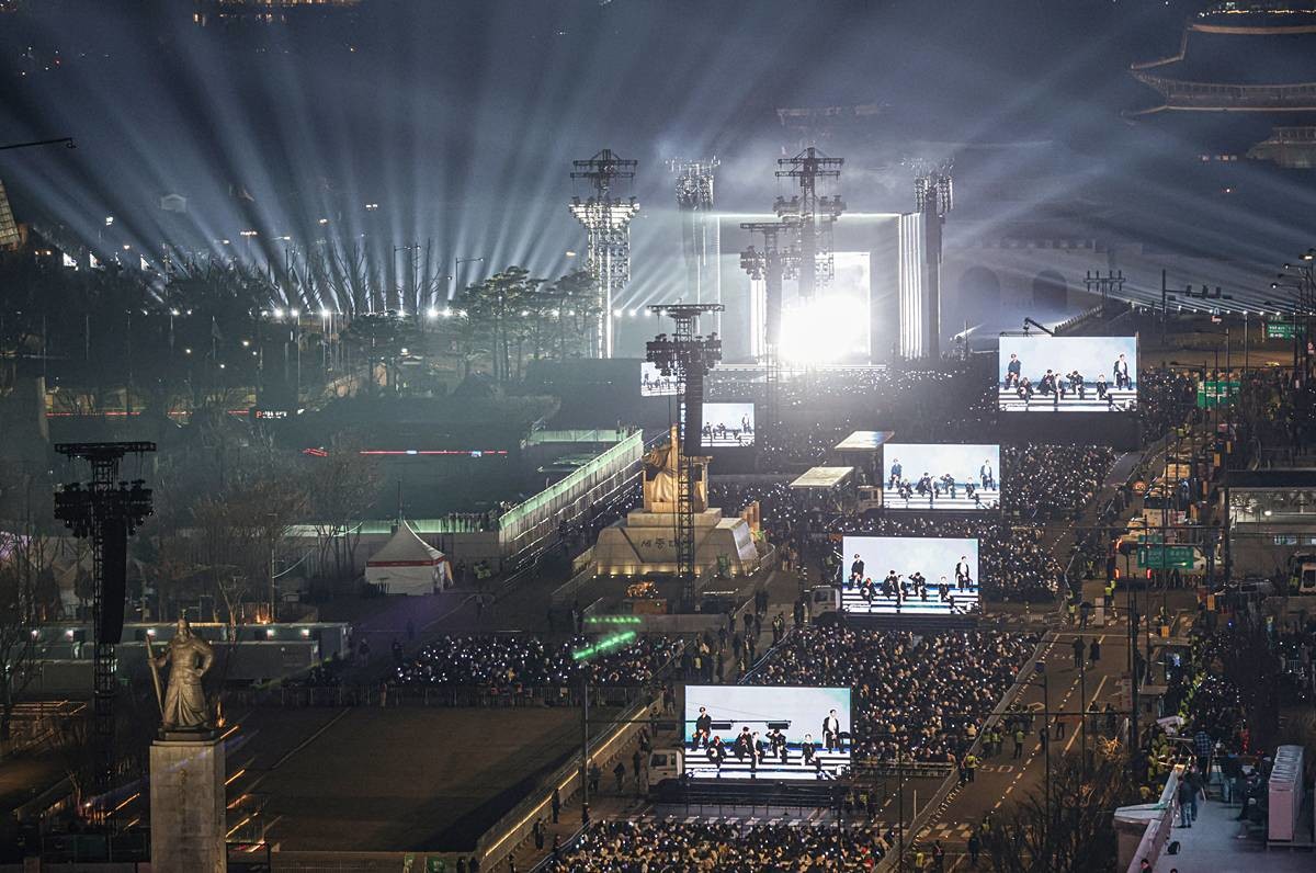 방탄소년단(BTS)이 지난 21일 서울 광화문광장에서 'BTS 컴백 라이브: 아리랑' 발매 기념 컴백 공연을 하고 있다 / 뉴스1