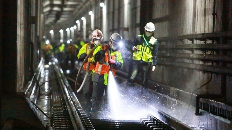 대전교통공사는 봄철 미세먼지 시즌을 맞아 최상의 공기질 관리를 위해 터널 내 물청소를 시작했다./사진=대전교통공사