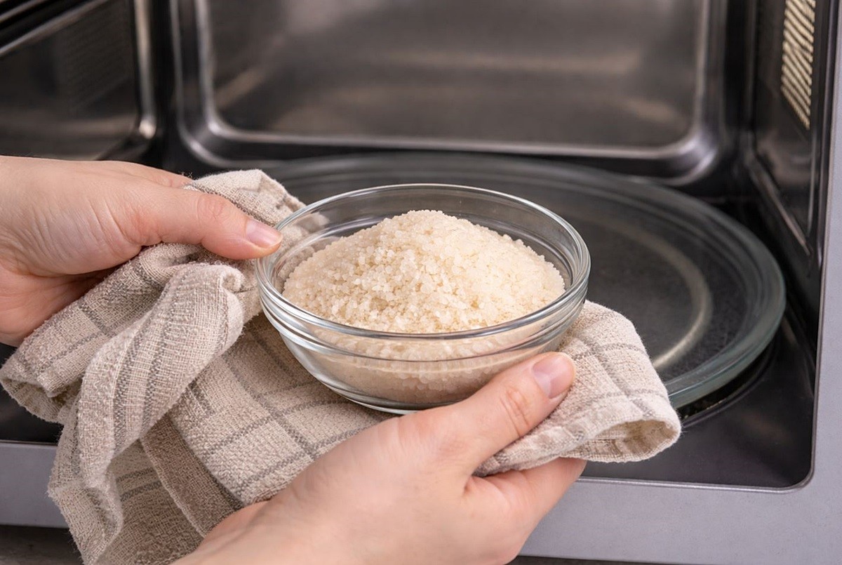 꽃소금을 전자레인지에 돌려 만든 구운 소금 모습. 기사 이해를 돕기 위해 AI를 활용해 제작한 자료 사진입니다. 실제 모습과 다소 차이가 있을 수 있습니다.