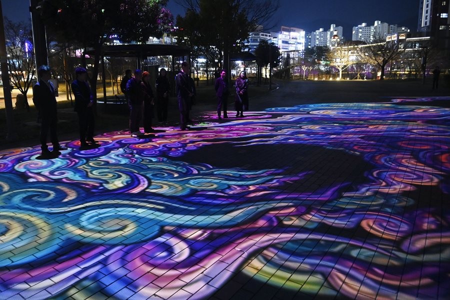 대구 달성군 유가 테크노폴리스 중앙공원 일원이 바닥 미디어아트 불빛으로 빛나고 있다. / 대구 달성군 제공