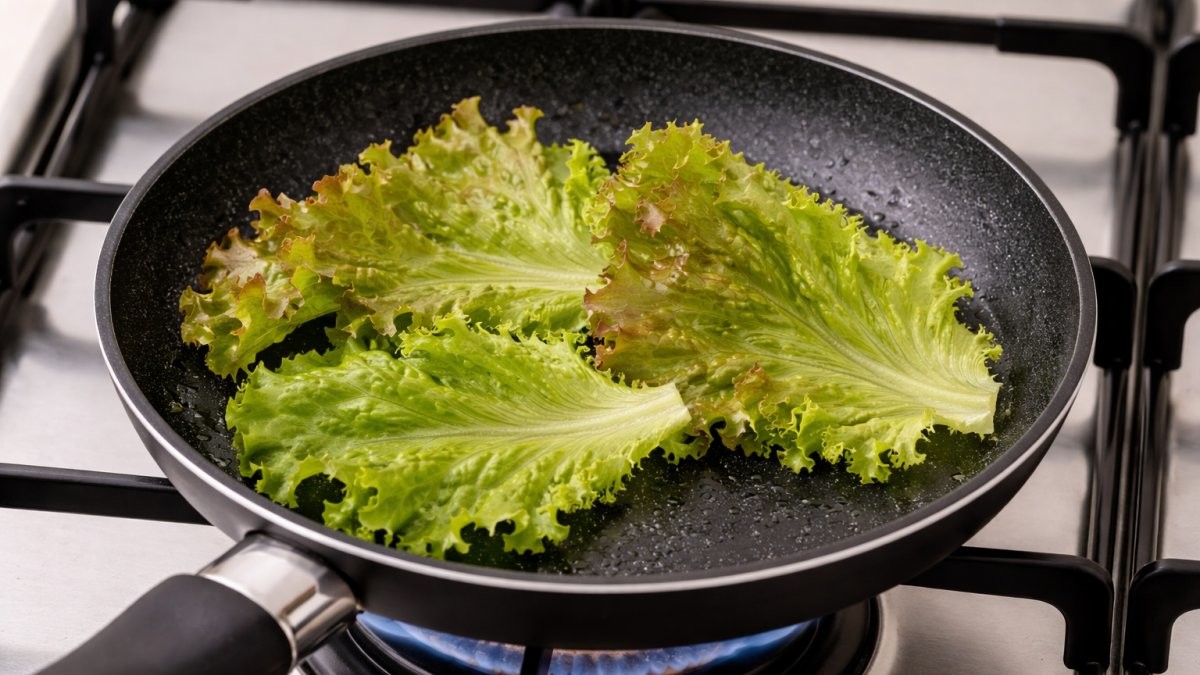 프라이팬에 상추를 올린 모습 / 기사 내용을 바탕으로 제작한 AI 이미지