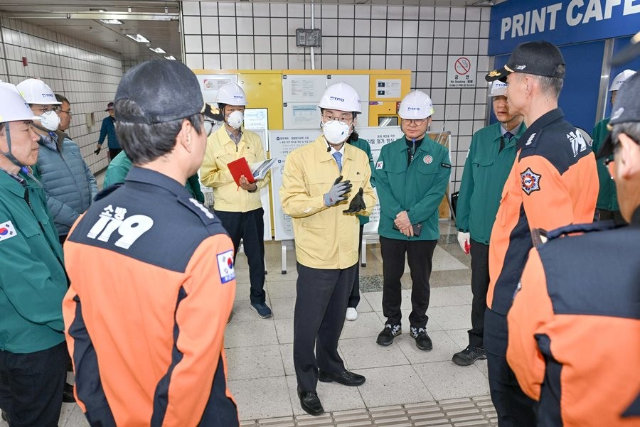 24일 김정기 대구시장 권한대행이 대구 도시철도 1호선 진천역 환기실 화재사고 현장을 긴급 방문 후 관계자들에게 대책을 지시하고 있다.  / 대구시 제공