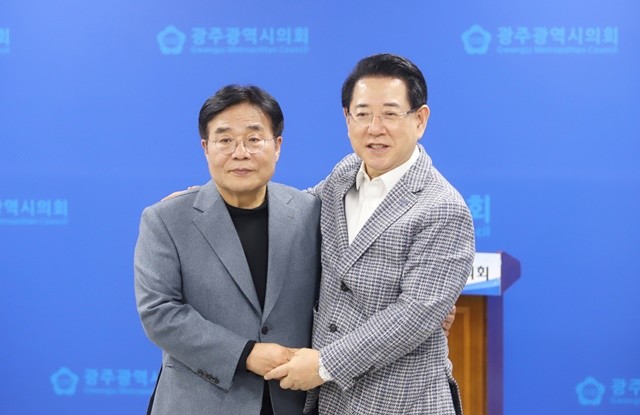 이병훈 전 국회의원(왼쪽)이 김영록 예비후보가  기념촬영을 하고있다.