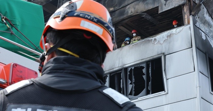 24일 오전 사상자 74명이 발생한 대전 안전공업 공장 화재 참사의 원인을 밝히기 위해 안전보건공단, 노동당국, 소방이 현장 감식을 진행하고 있다. / 뉴스1
