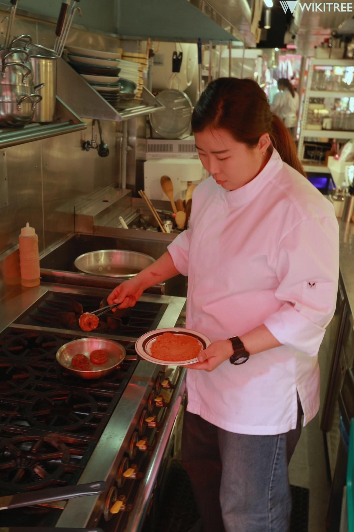 김제은 셰프가 요리하는 모습. / 위키트리