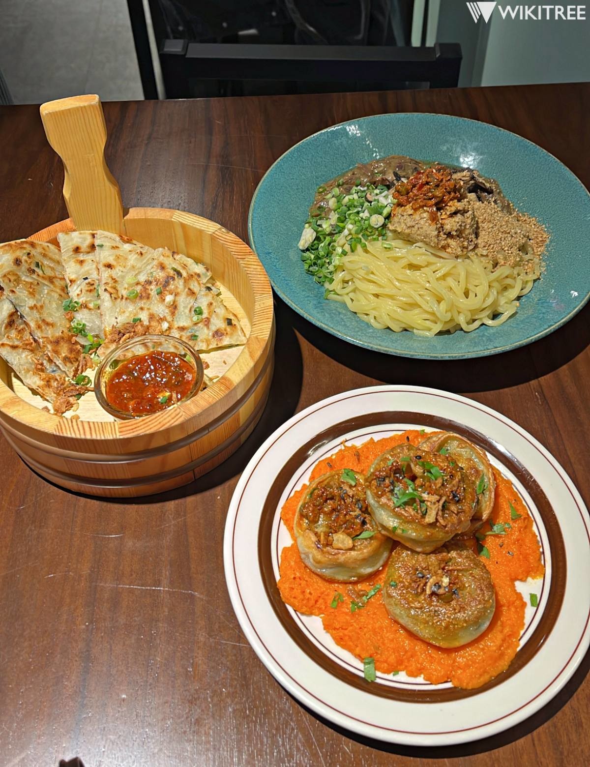 고사리 익스프레스의 메뉴들. 11시 방향부터 순서대로 '고사리 칠리와 대만 전병', '고사리들깨 비빔면', '당근 모모'. / 위키트리