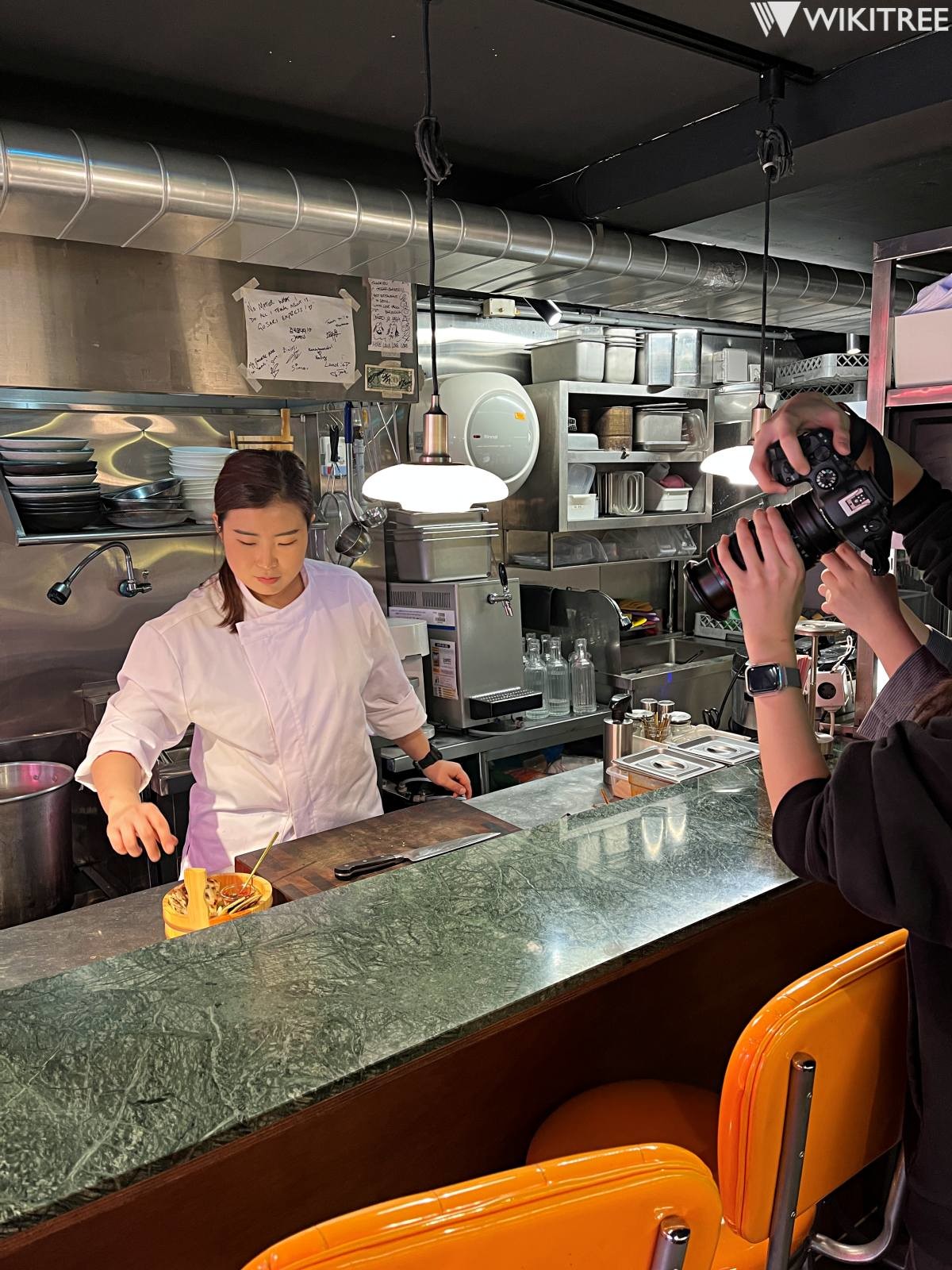 요리 중인 김제은 셰프. / 위키트리