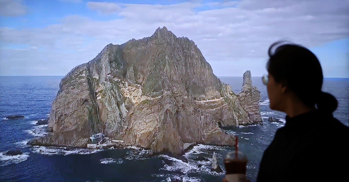 독도의 날을 하루 앞둔 24일 서울 종로구 정부서울청사 로비에 설치된 실시간 독도 영상 모니터 앞으로 청사 관계자들이 지나고 있다. / 연합뉴스