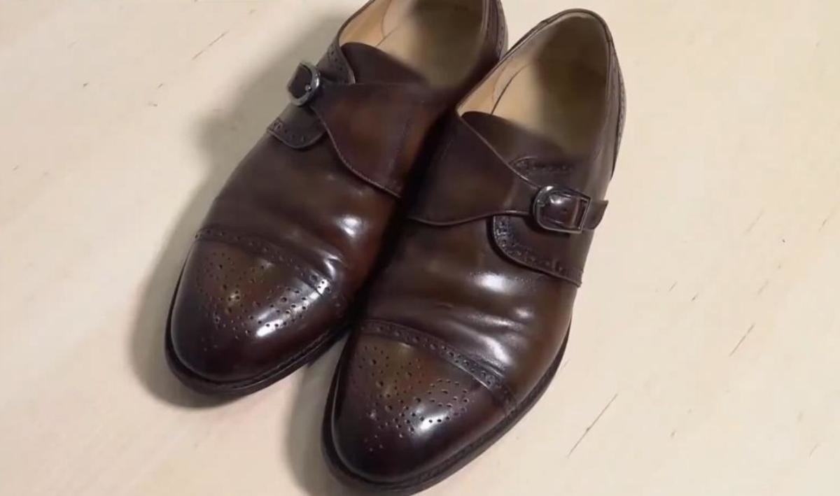 바나나껍질로 광택 낸 이후 반짝이는 구두. / 유튜브 'JTBC Life'