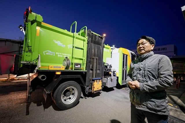 강기정 민주당 전남광주특별시장 예비후보가 23일 새벽 광산구시설관리공단에서 수거작업을 위해 떠나는 환경관리원들을 배웅하고 있다.
