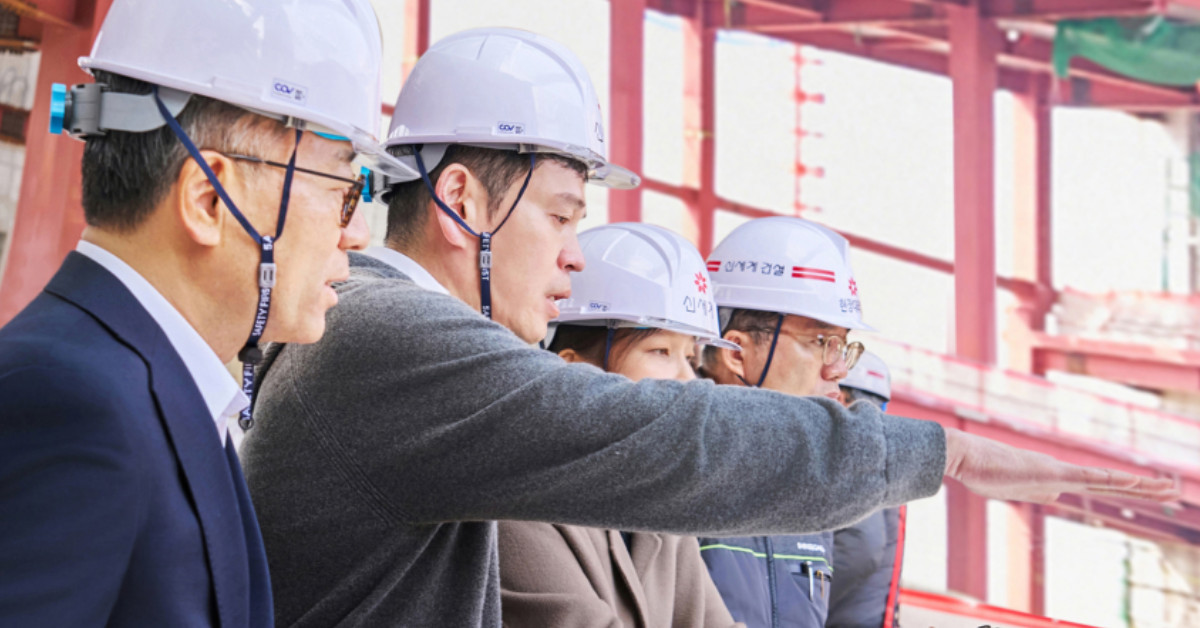 상황 점검 중인 정용진 회장 / 신세계 그룹 뉴스룸