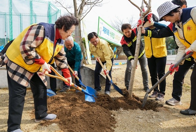 고광완 광주광역시장 권한대행이 제81회 식목일을 앞두고 24일 오후 남구 빛고을노인건강타운에서 자원봉사자, 직원들과 나무를 심고 있다. /광주광역시 제공