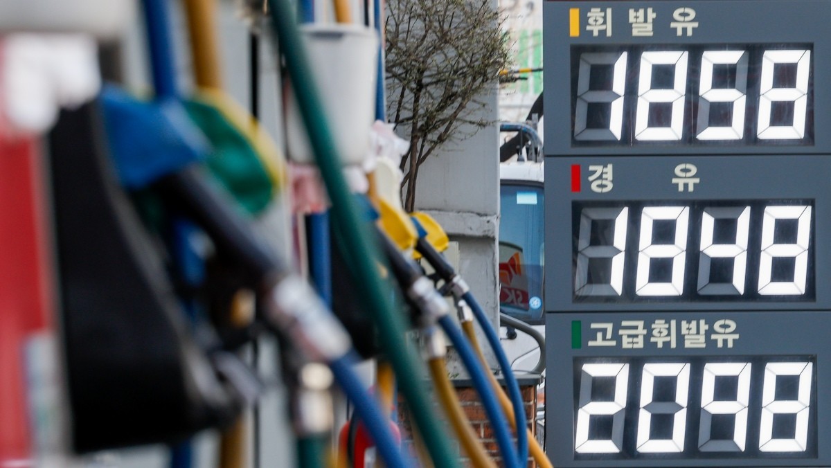 중동 불안 및 유가 상승 등 영향으로 생산자물가가 6개월 연속 오른 것으로 나타난 지난 24일 서울 시내 한 주유소에 휘발유, 경유 등 유가 정보가 표시돼 있다. / 뉴스1
