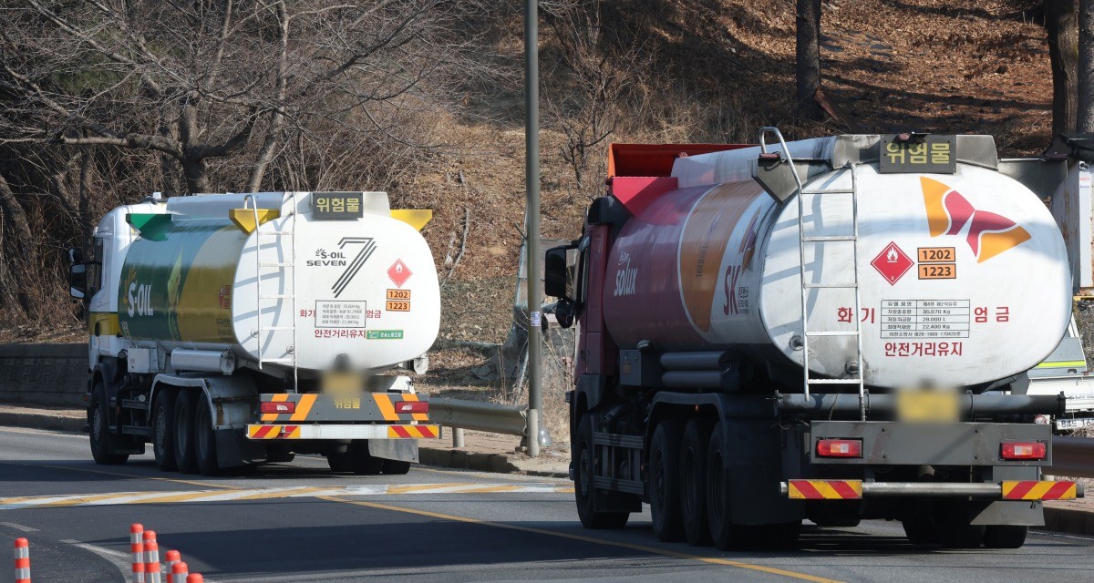 대한송유관공사 서울지사 인근 도로에 탱크로리(유조차)들이 운행하고 있다. / 뉴스1