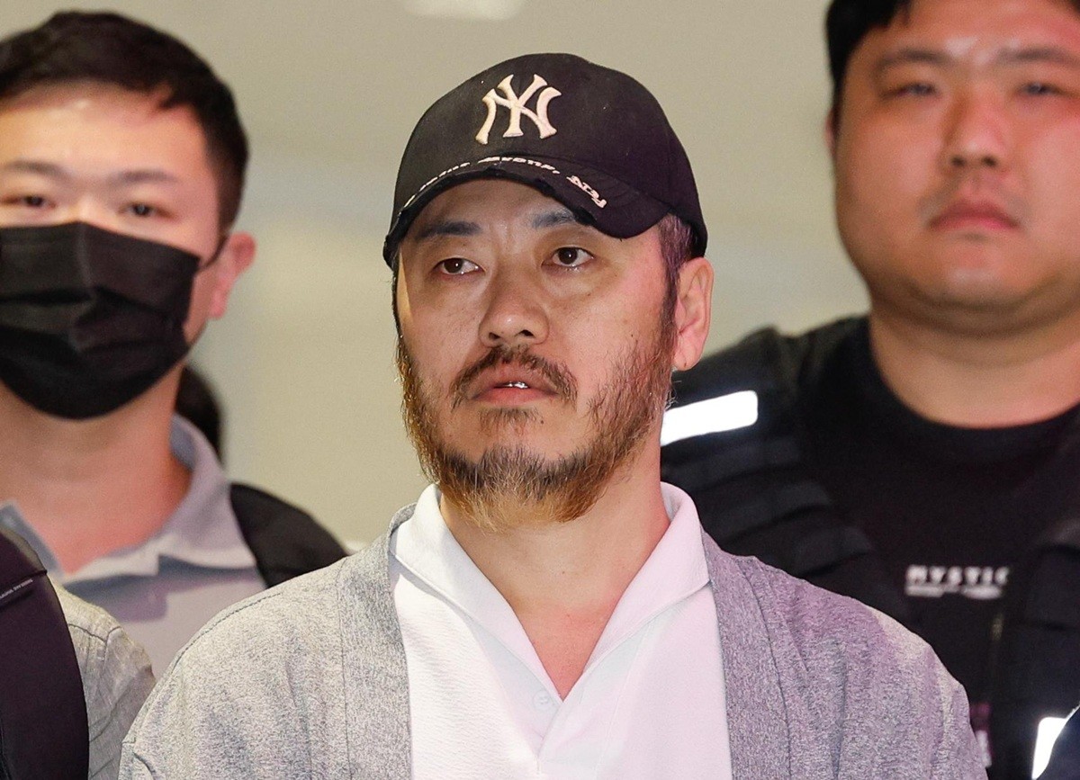 이하 필리핀에서 복역 중이던 '마약왕' 박왕열(48)이 25일 한국으로 송환, 인천국제공항에서 이송되고 있다. / 뉴스1