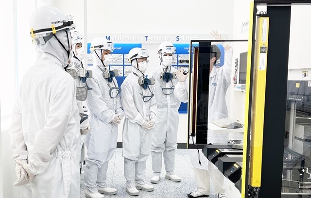 ‘직업계고 채용 연계형 직무교육과정 지원사업’에 참여한 전남 직업계고 학생들이 현장 직무 교육을 받고 있다.