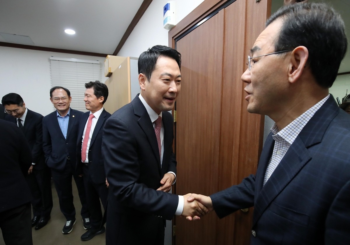 장동혁(왼쪽) 국민의힘 대표가 22일 오전 대구 수성구 국민의힘 대구시당에서 열린 간담회에 참석해 주호영 의원과 인사 나누고 있다.  / 뉴스1