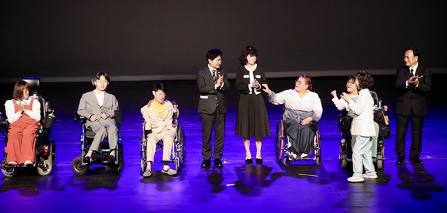 전남교육청이 24일 남도소리울림터에서 도교육청 소속 공무원 및 직원 500여 명을 대상으로 ‘사회적 장애인식개선교육’을 실시했다. 김대중 전남교육감이 연극 ‘우리도 꽃이었다’ 공연 후 배우들과 인사를 나누고 있다.