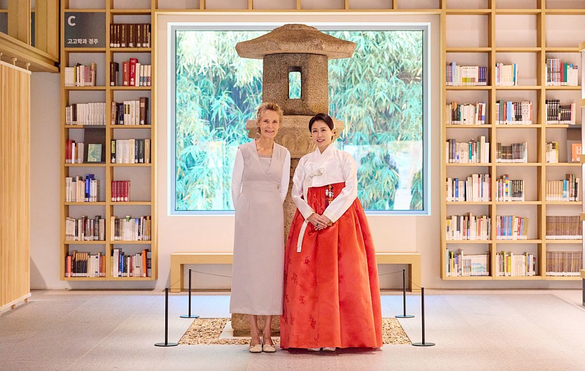 김혜경 여사와 캐나다 총리 부인 다이애나 폭스 카니 여사가 2025년 10월 30일 국립경주박물관 신라천년서고에서 기념촬영을 하고 있다./ 대통령실 제공-뉴스1