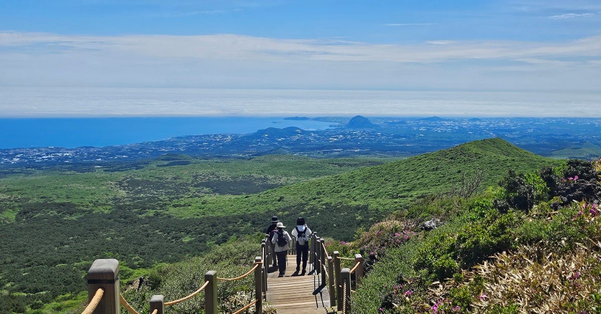 제주 한라산국립공원 영실탐방로를 찾은 등반객이 풍광을 즐기고 있다. / 연합뉴스