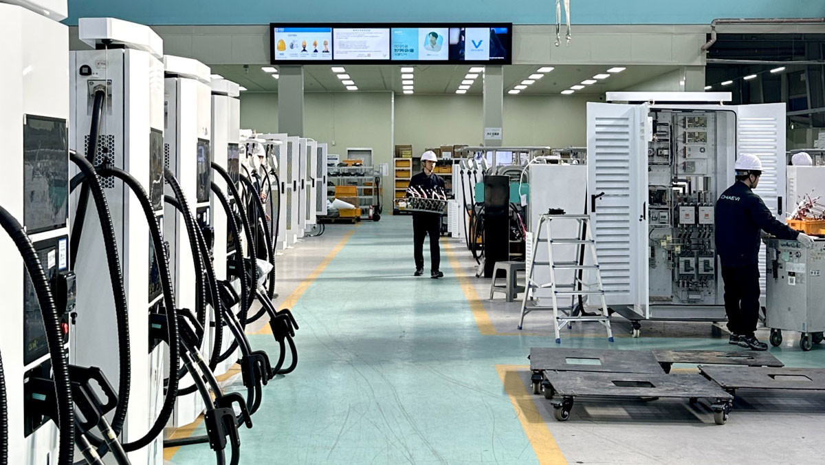 해외 수출용 충전기를 제조하고 있는 채비 H/W 센터. / 채비